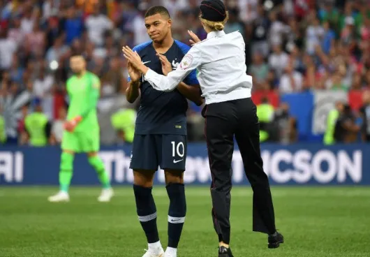 Finale de la coupe du monde Pourquoi une Pussy Riot est venu faire un tchek à Mbappé photo