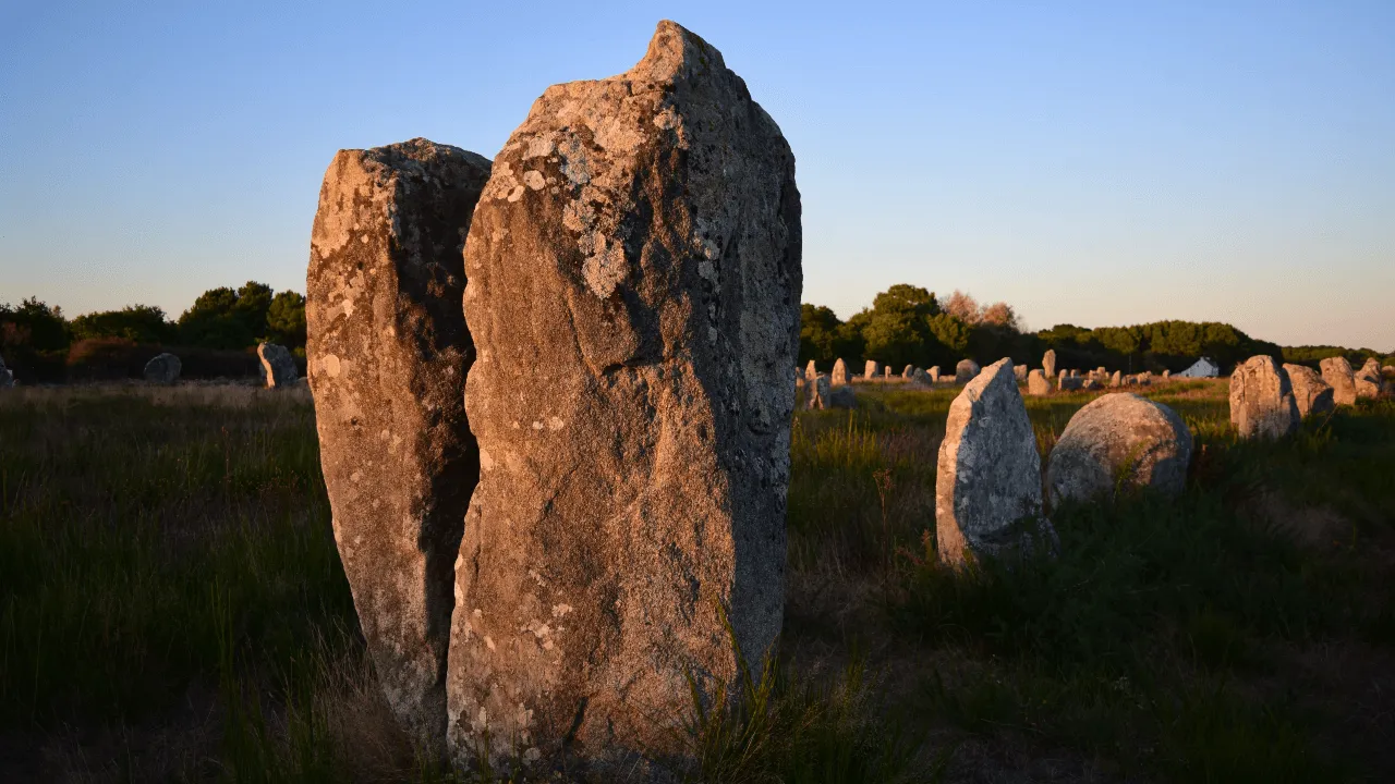 Menhirs détruits dans le Morbihan une enquête ouverte par le parquet