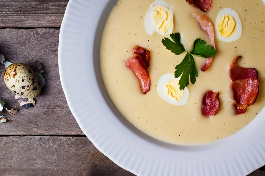 DKL - Velouté d’asperges blanches, oeufs de caille, chips de jambon cru