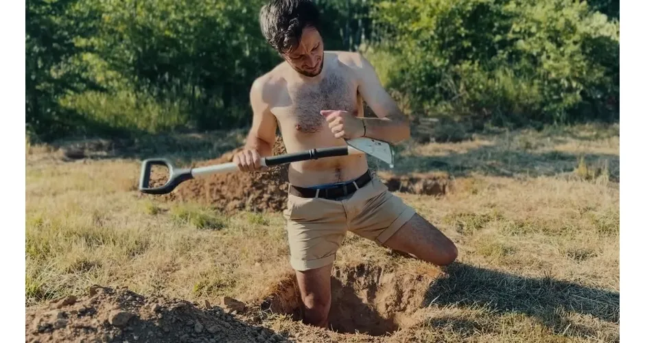 Vianney construit son refuge en pleine nature