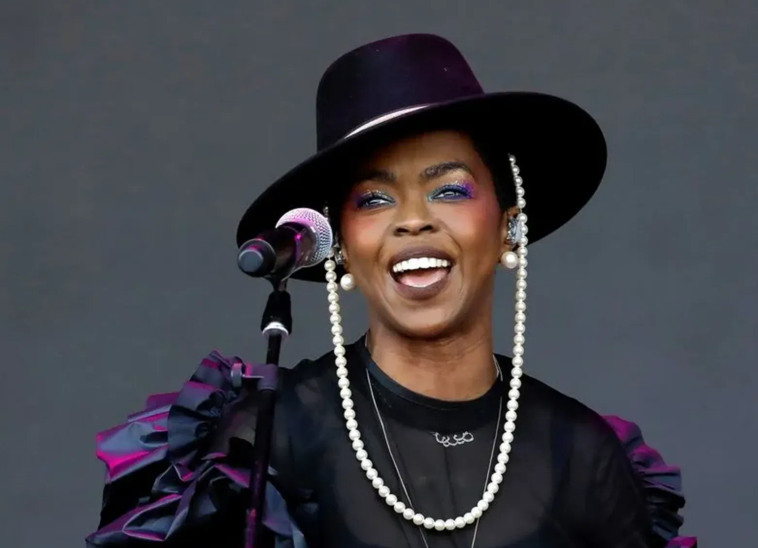 Retrouvailles Lauryn Hill surprend son public en réunissant Les