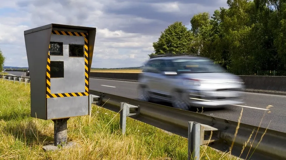 Région Le motard qui faisait des doigts d'honneur aux radars