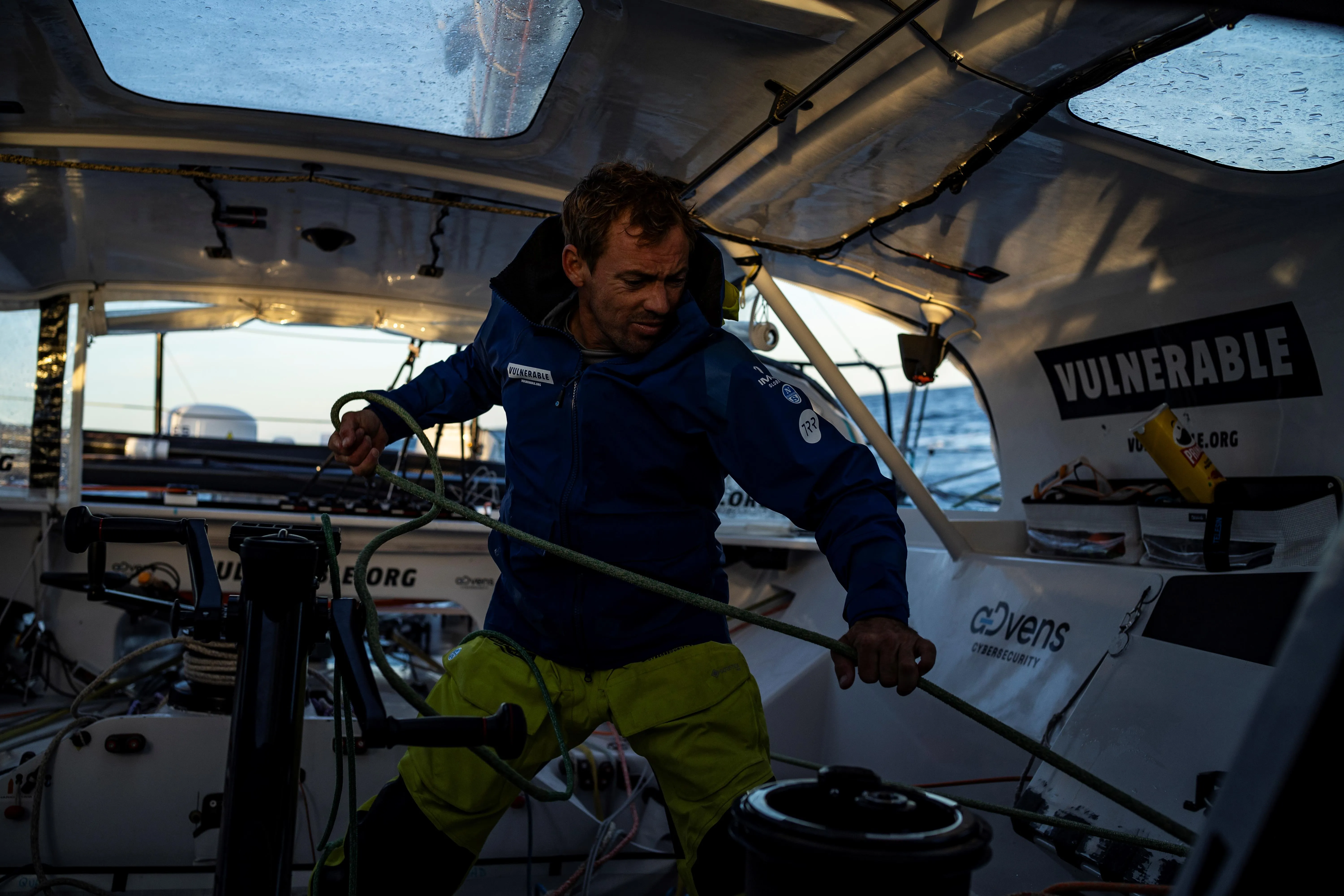 Thomas Ruyant domine le Pot-au-Noir et prend la tête du Vendée Globe