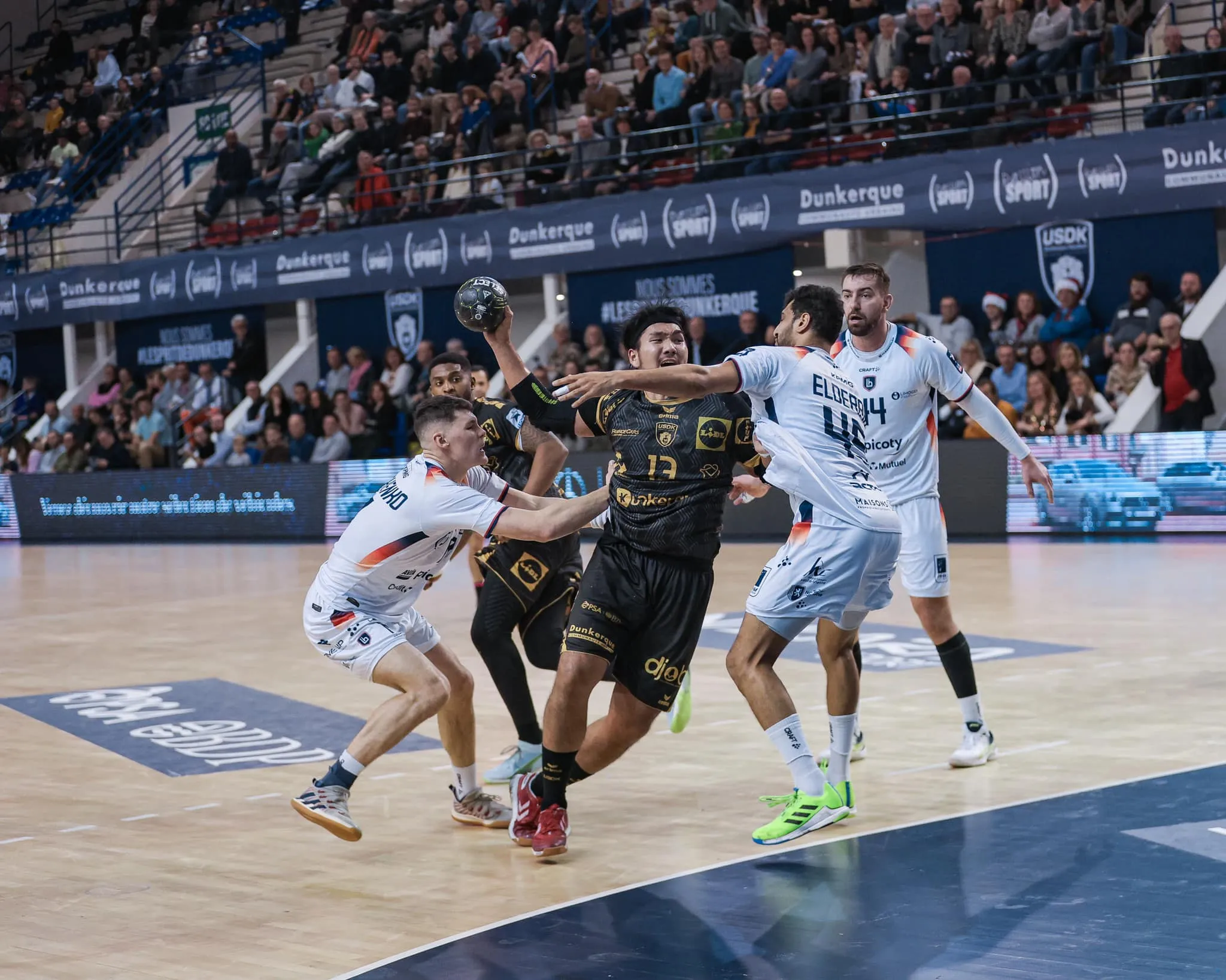Hand : Dunkerque regarde vers le bas