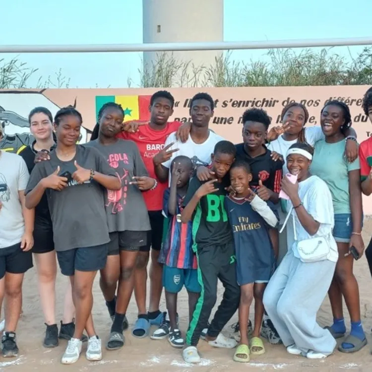 Angers. Des adolescents aident de jeunes aveugles sénégalais à jouer au cécifoot