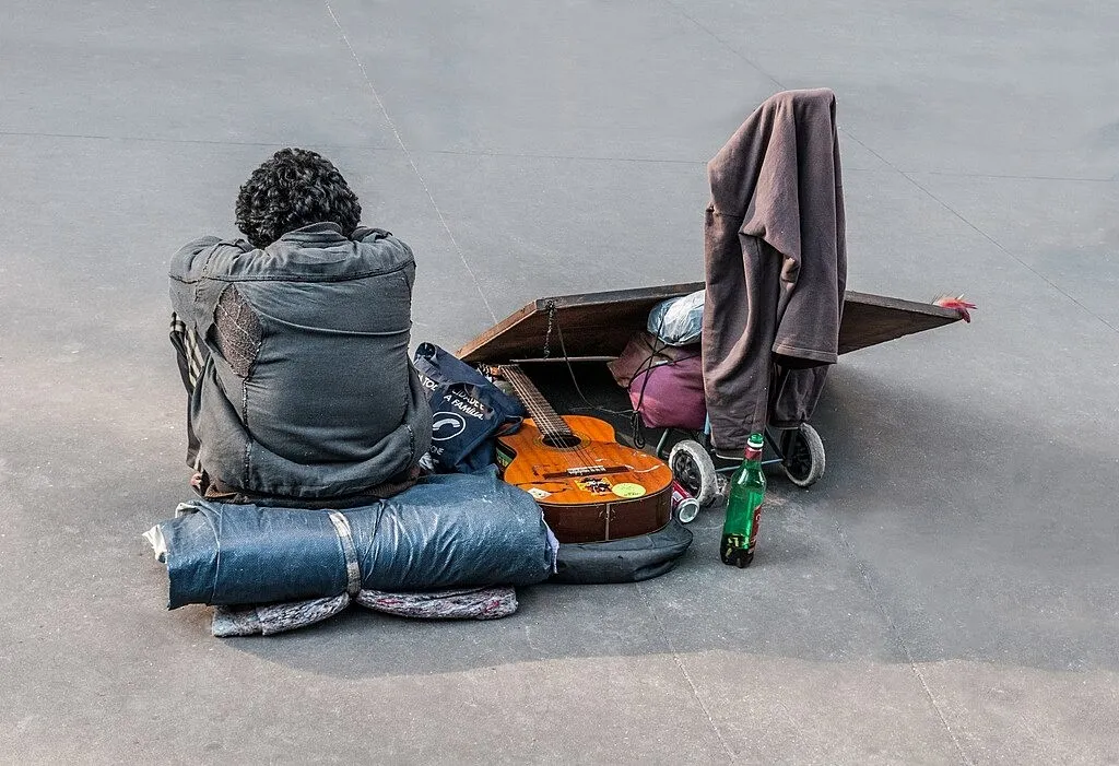 Secours Catholique Volunteers Combat Social Isolation Among Homeless in Toulouse