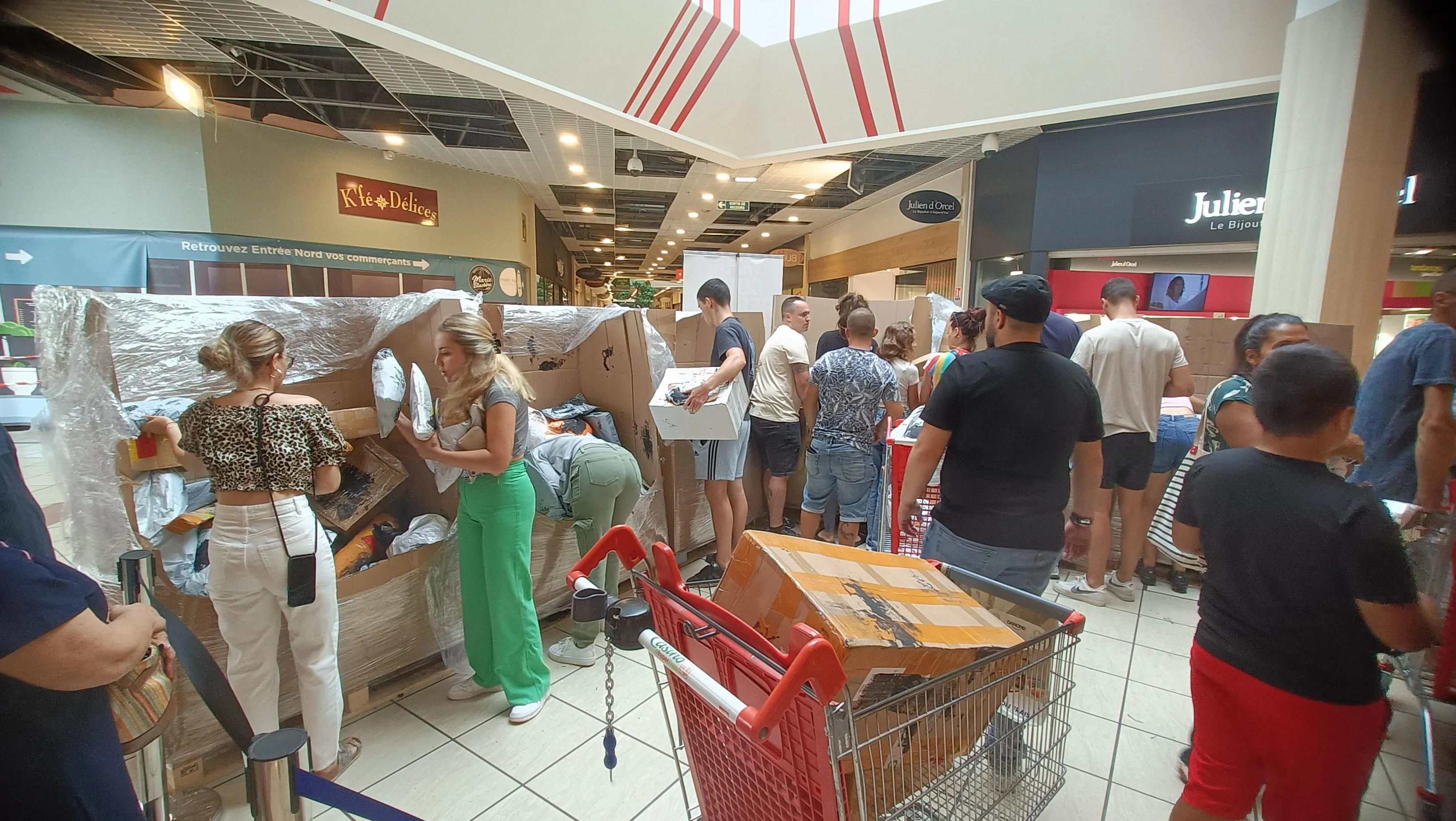 Totem Les Ventes De Colis Perdus Font Carton Plein