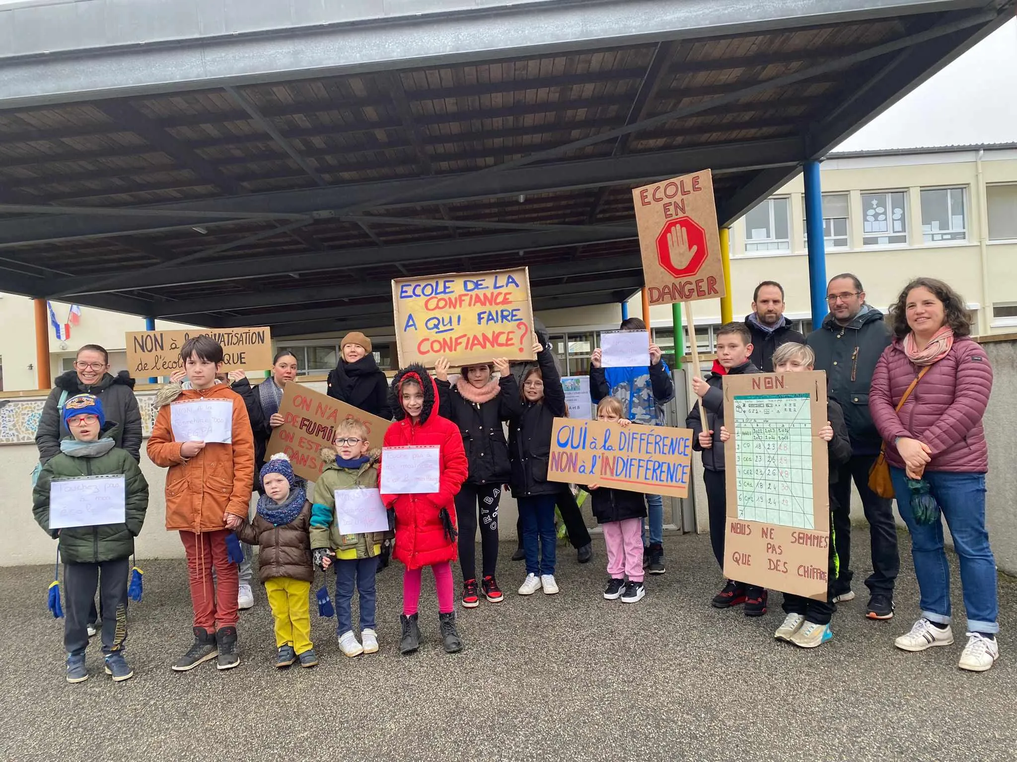La Loupe mobilisation devant l'école et le collège