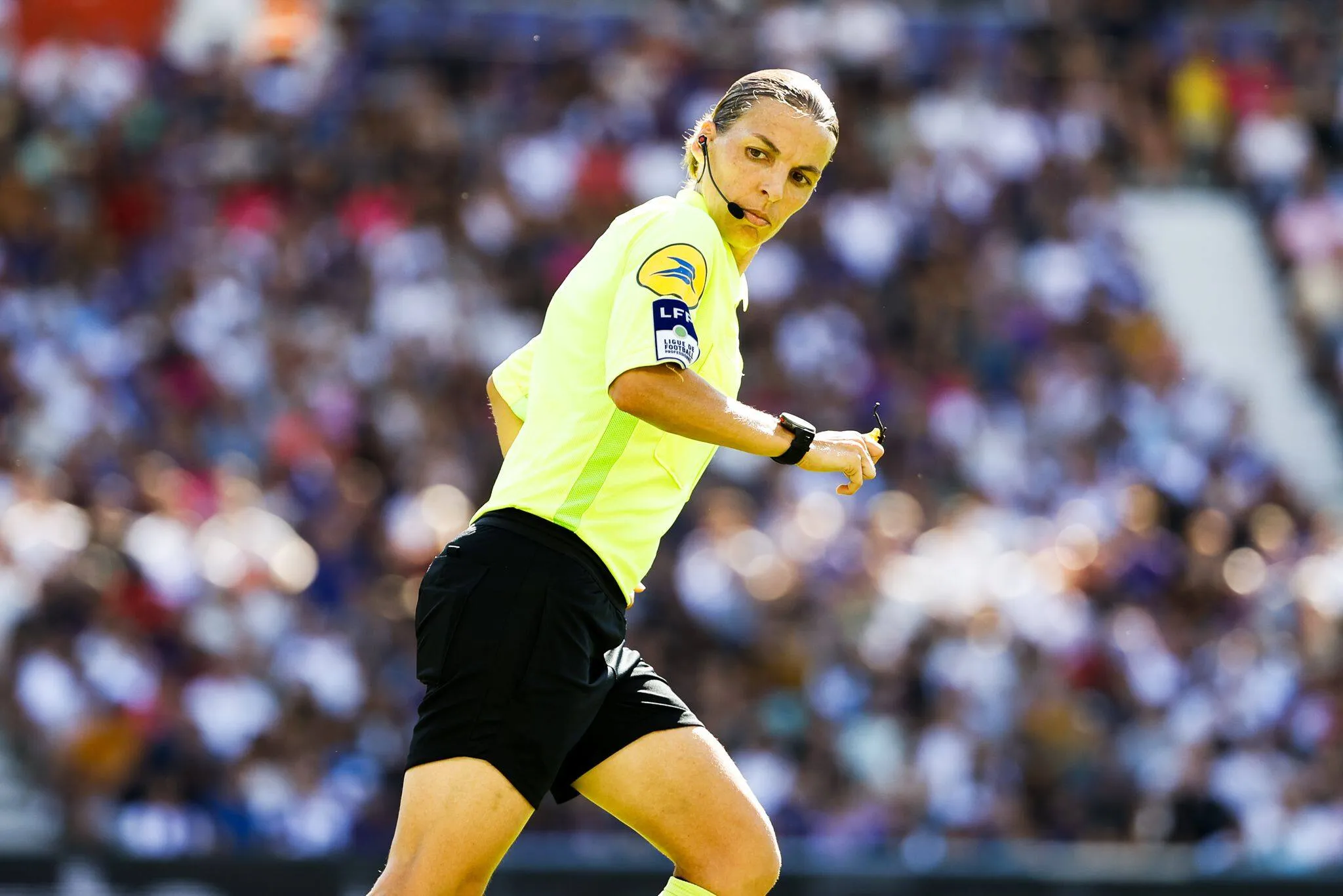 C'est une française qui va devenir la 1è femme à arbitrer un match de ...