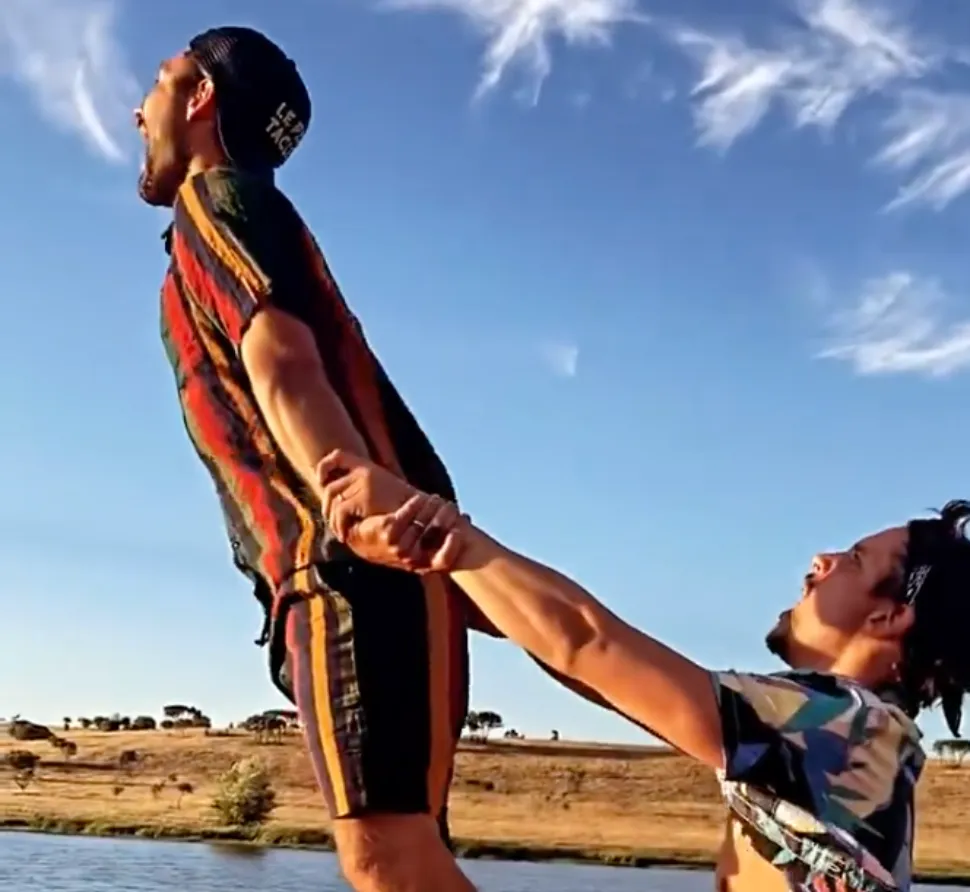 Laury Thilleman Et Frero Delavega Quand Jérémy Frérot parodie une scène culte de "Titanic" avec le chef Juan  Arbelaez (vidéo)