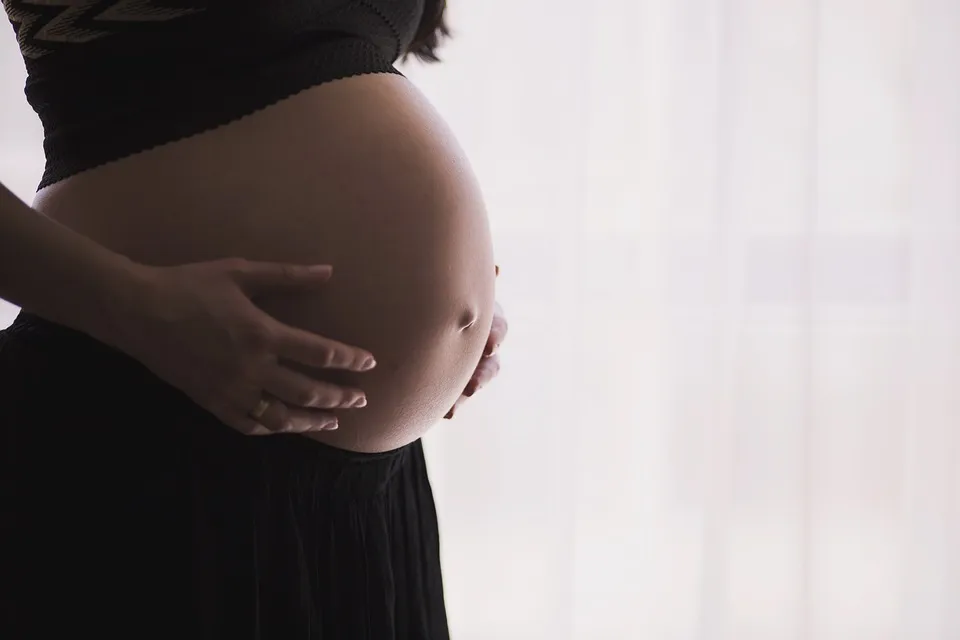 Grossesse : enceinte de triplés, un ventre impressionnant
