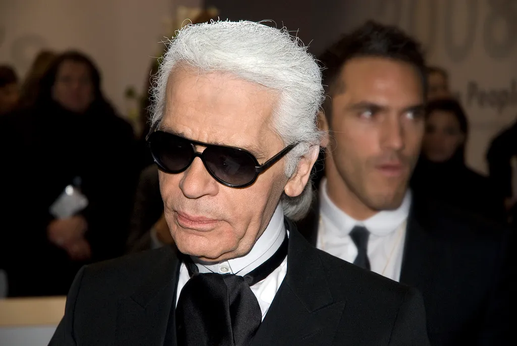 Fashion Week Karl Lagerfeld est méconnaissable sans ses noires (Photo)