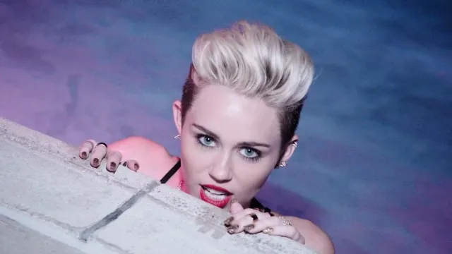 Miley Cyrus Devient Un Homme Pour Une émission Vidéo Voltage 0720