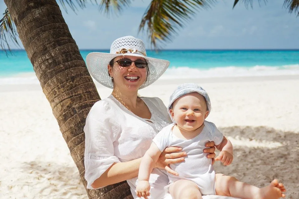 Partir en vacances avec sa mère est bon pour la santé - VOLTAGE