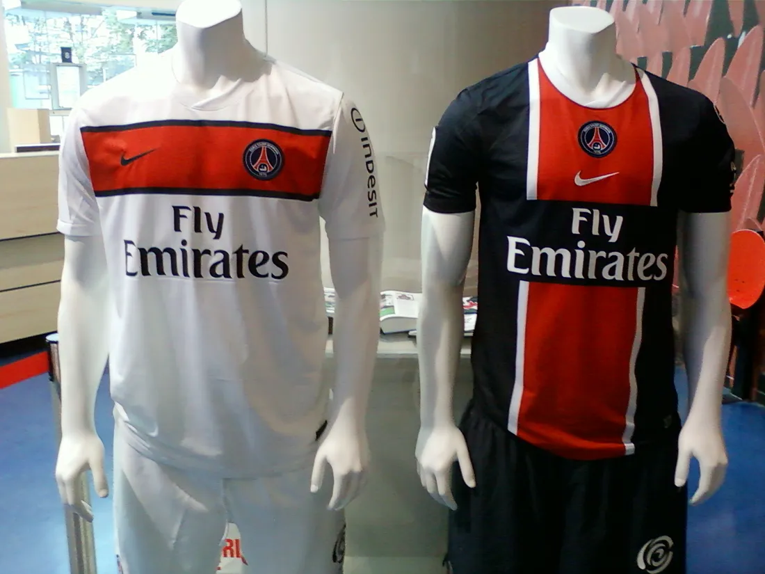 Une vente de maillots de football a lieu chez Emmaüs