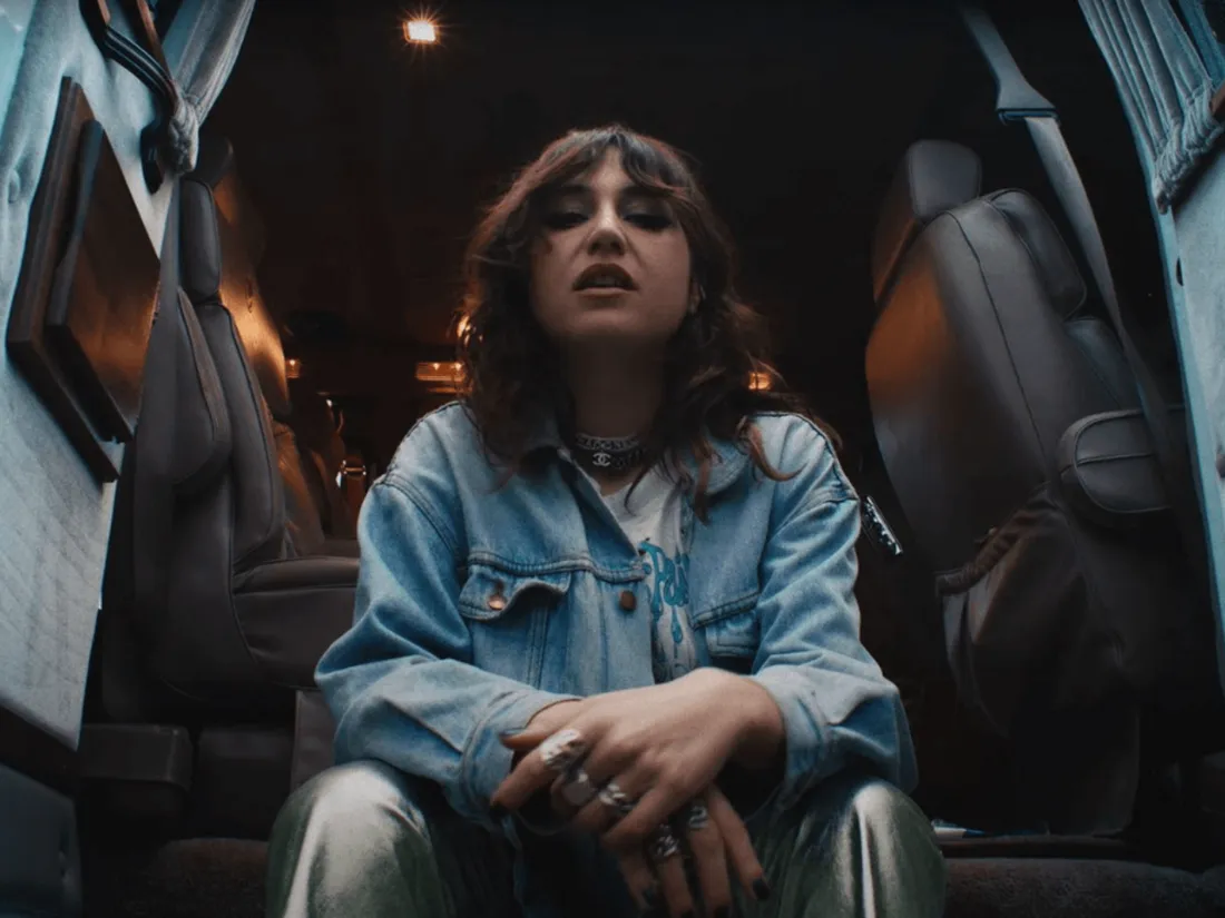 Izïa nous emmène au cœur de sa tournée dans le clip d""Étoile noire"
