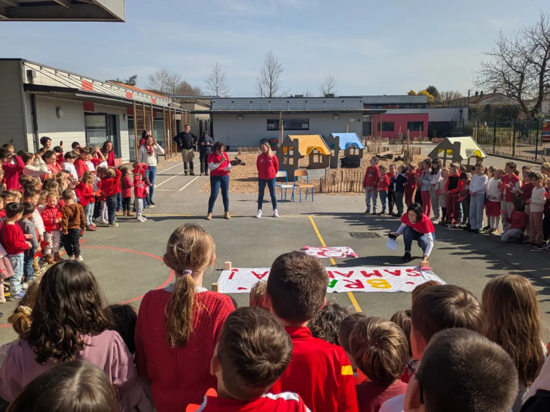 Samantha Davies, 13e du Vendée Globe, en visite à l'école du Petit-Bourg, aux Herbiers.