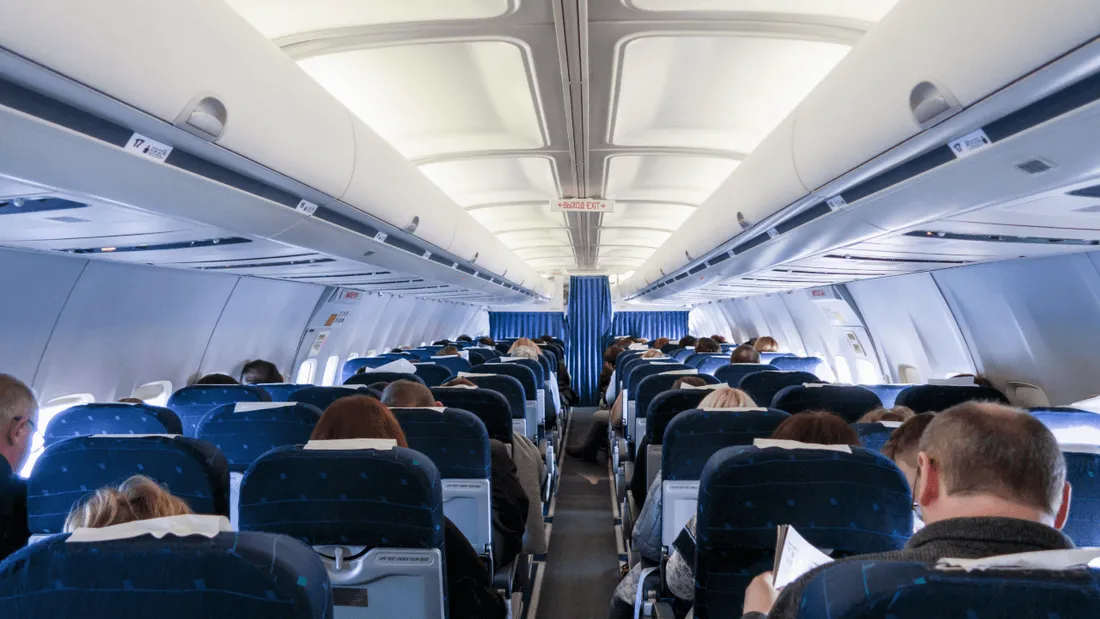 Reconnu par un collègue, un belge est licencié pour avoir télétravaillé dans un avion