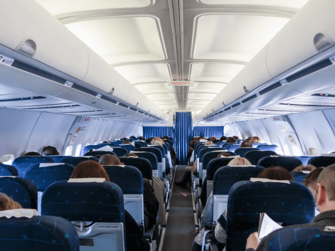 Reconnu par un collègue, un belge est licencié pour avoir télétravaillé dans un avion