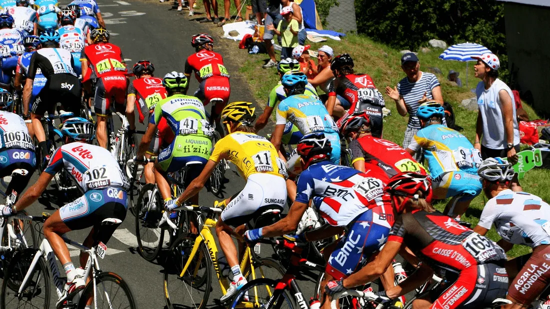 Retour d'un protocole anti-covid sur le Tour de France. Port du masque et distanciation social 