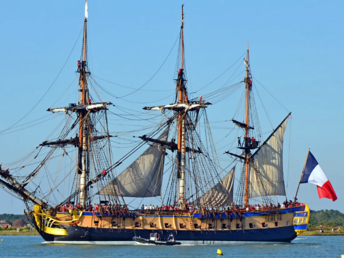 L'Hermione lors de sa première sortie en navigation sur la Charente, le 7 septembre 2014.