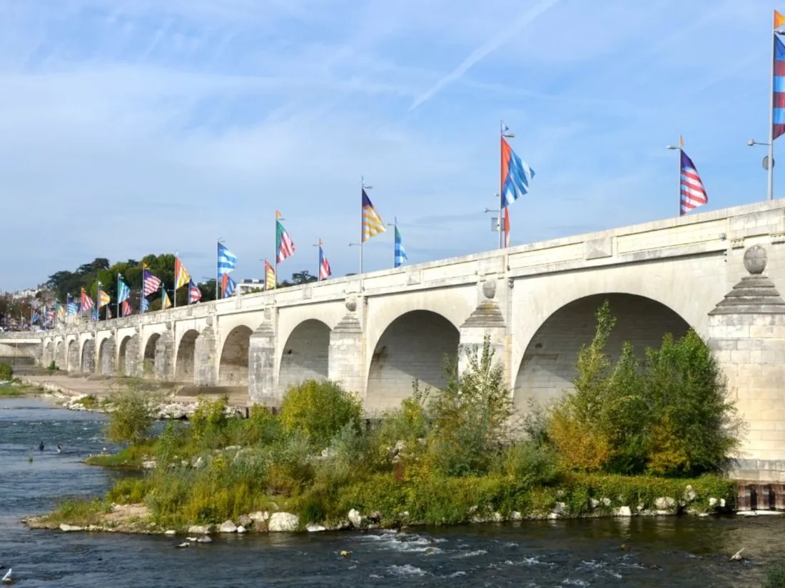 Les jeunes femmes se baignaient près du pont Wilson