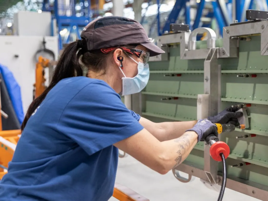 Une employée d'Airbus Nantes au travail