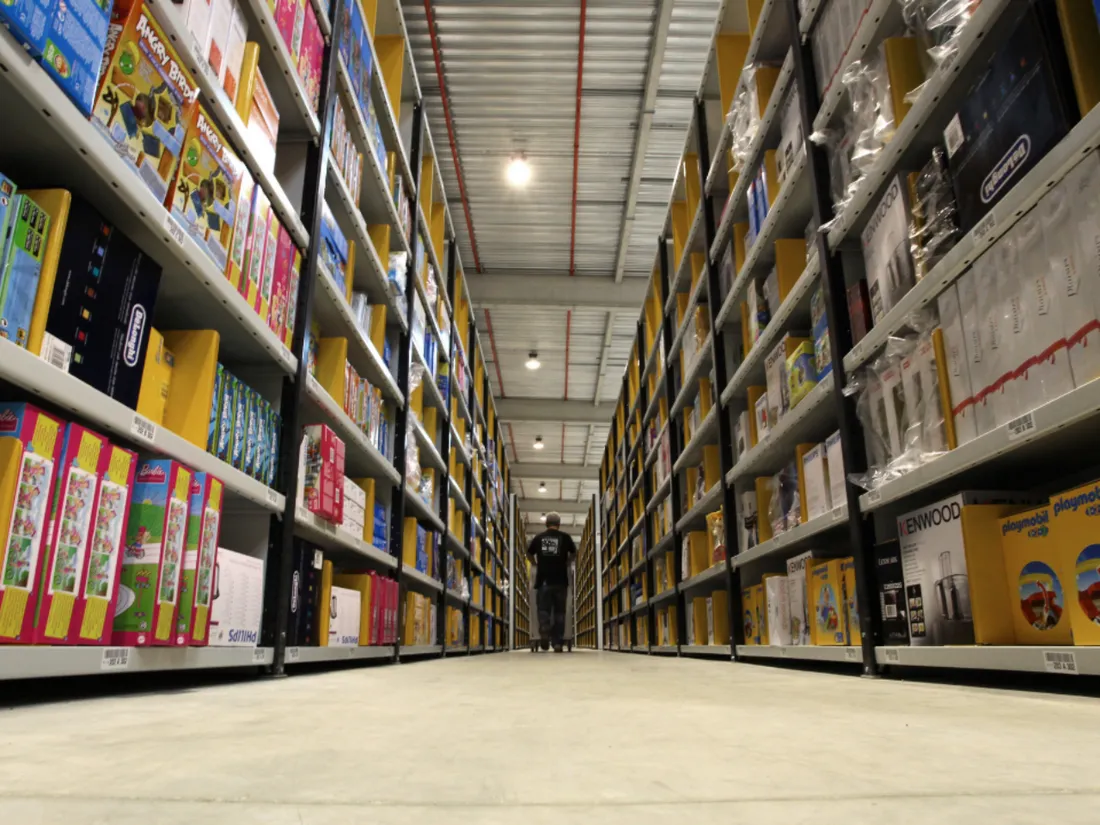 Les rayons de la plateforme logistique Amazon à Châlon-sur-Saône