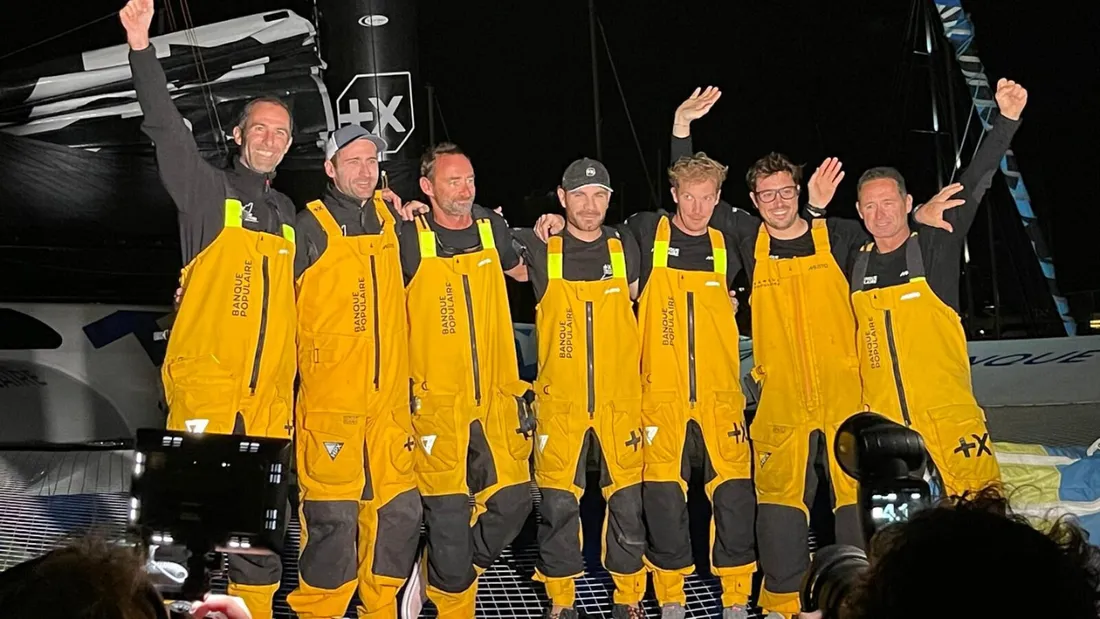 Armel Le Cléac'h et son équipage à l'arrivée de la Finistère Atlantique.