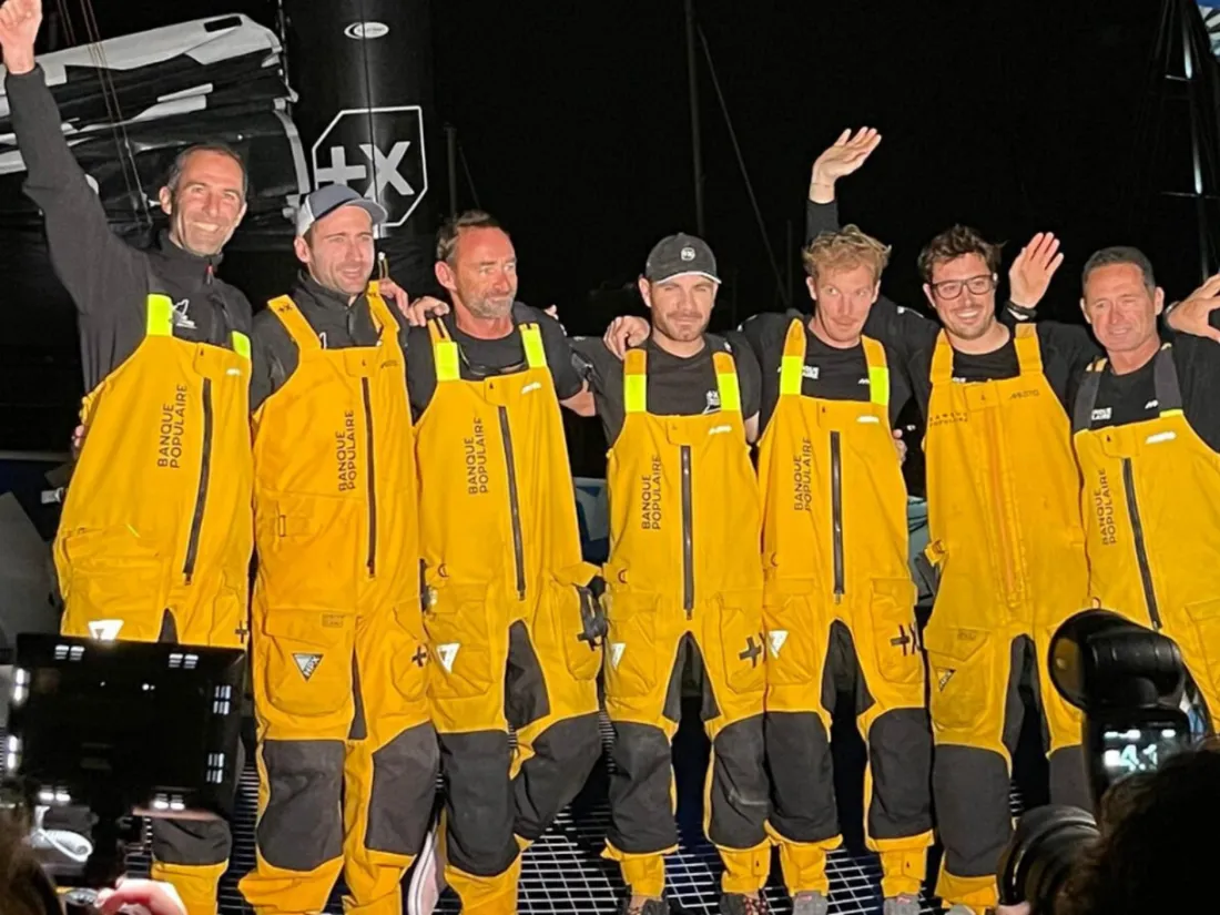 Armel Le Cléac'h et son équipage à l'arrivée de la Finistère Atlantique.