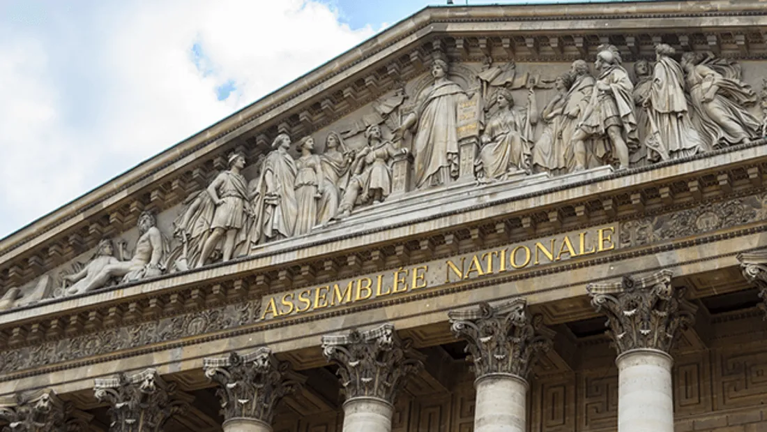 Pass vaccinal : les débats devant l'Assemblée reprendront mardi soir
