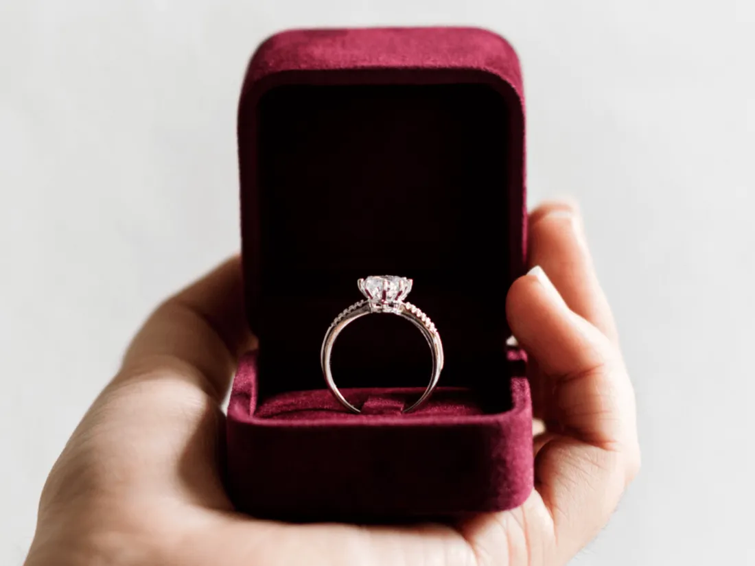 Leur fils fait tomber la bague de fiançailles dans les toilettes. elle est retrouvée un an après
