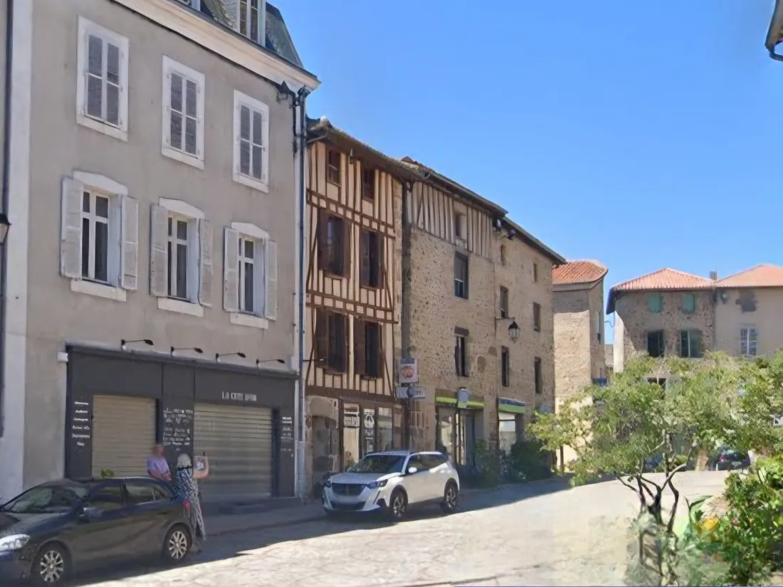 Bâtiment à colombage où a été découvert un corps place de l'église à Rochechouart