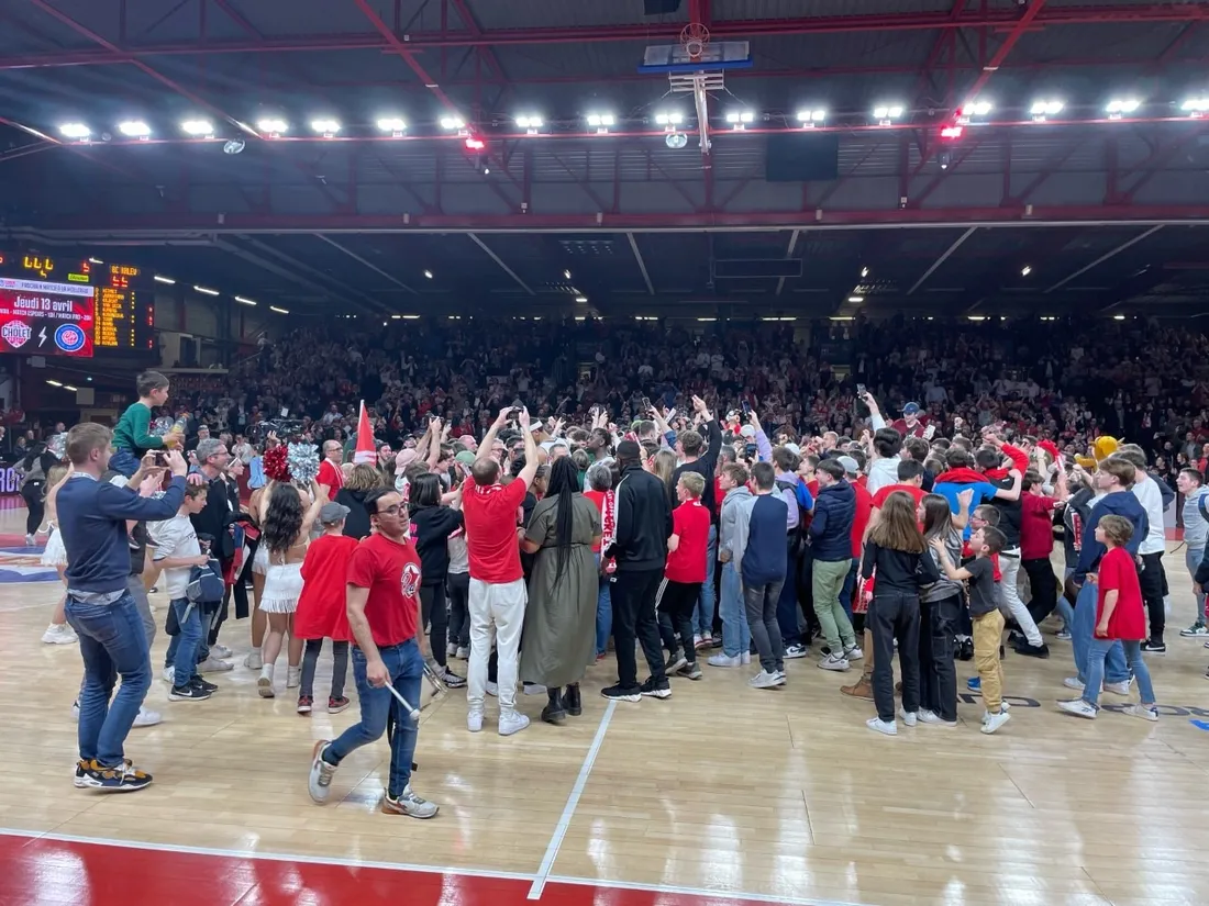 Le public sur le parquet de la Meilleraie à l'issue du match
