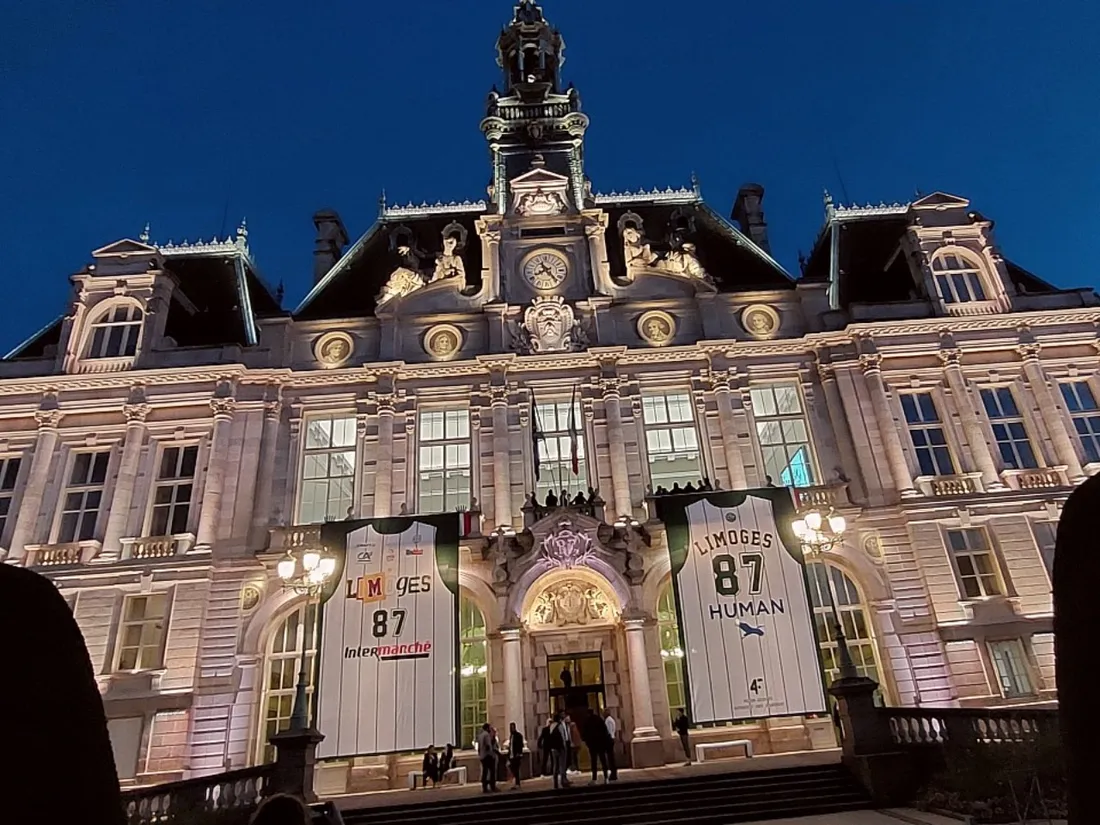 Les nouveaux maillots du Limoges CSP sur la façade de l'hôtel de ville de Limoges