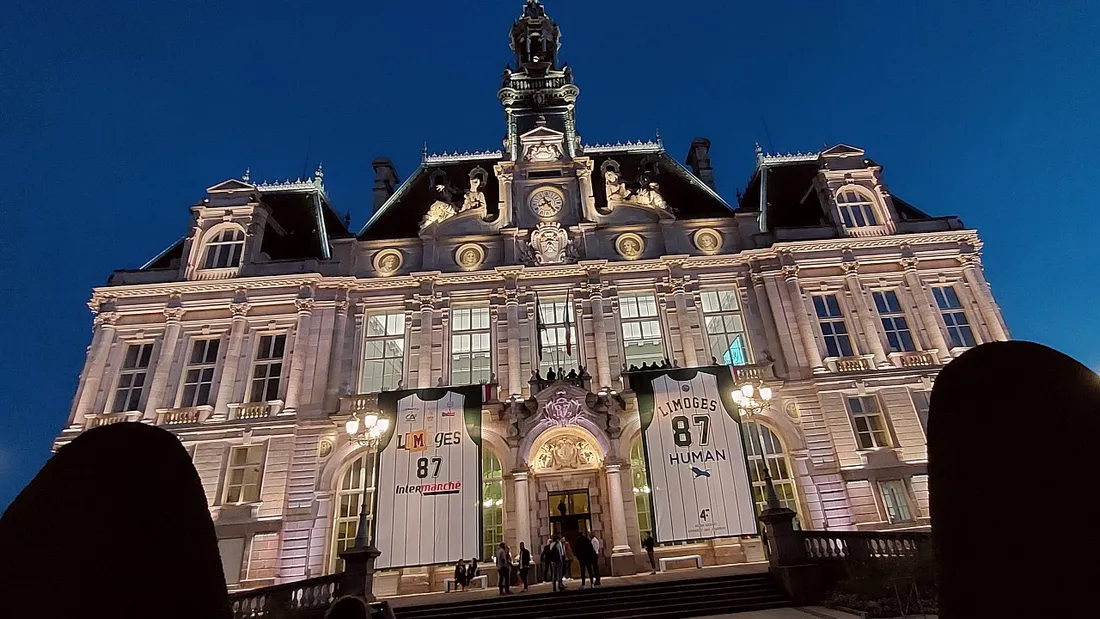 Les nouveaux maillots du Limoges CSP sur la façade de l'hôtel de ville de Limoges