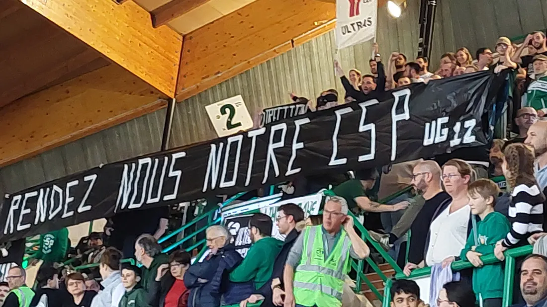 Banderole des supporters Ultras Green dans Palais des Sports de Beaublanc