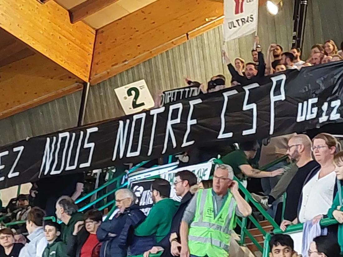 Banderole des supporters Ultras Green dans Palais des Sports de Beaublanc