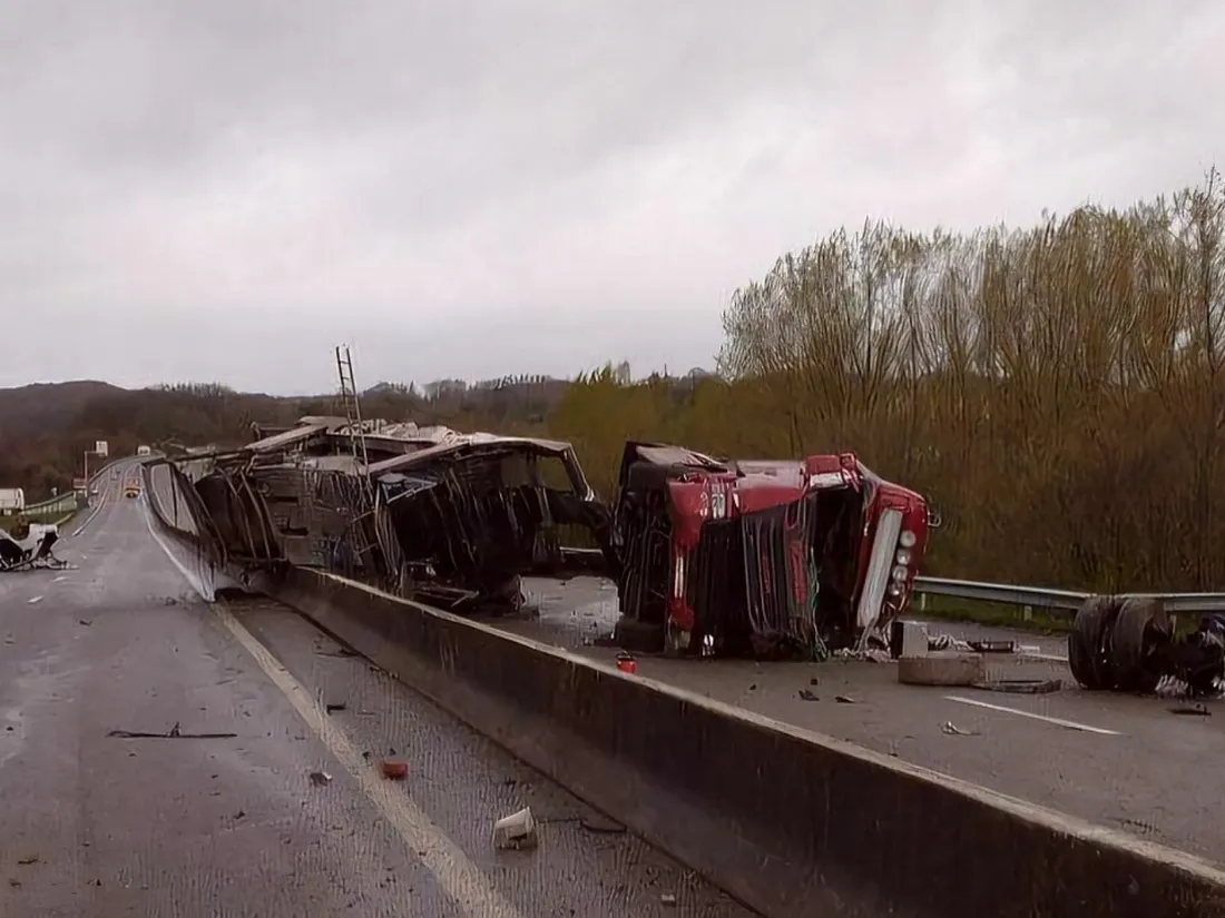 Un poids-lourd renversé en travers des voies de la RN145 à Saint Vaury