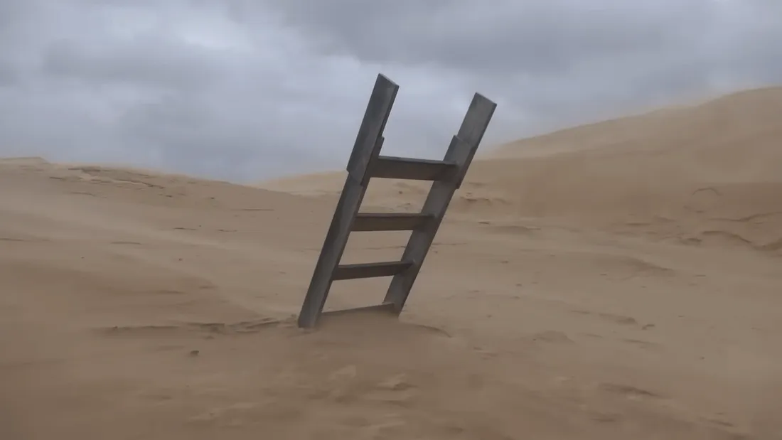 Un escalier refait surface sur la Dune du Pilat à cause des vents violents