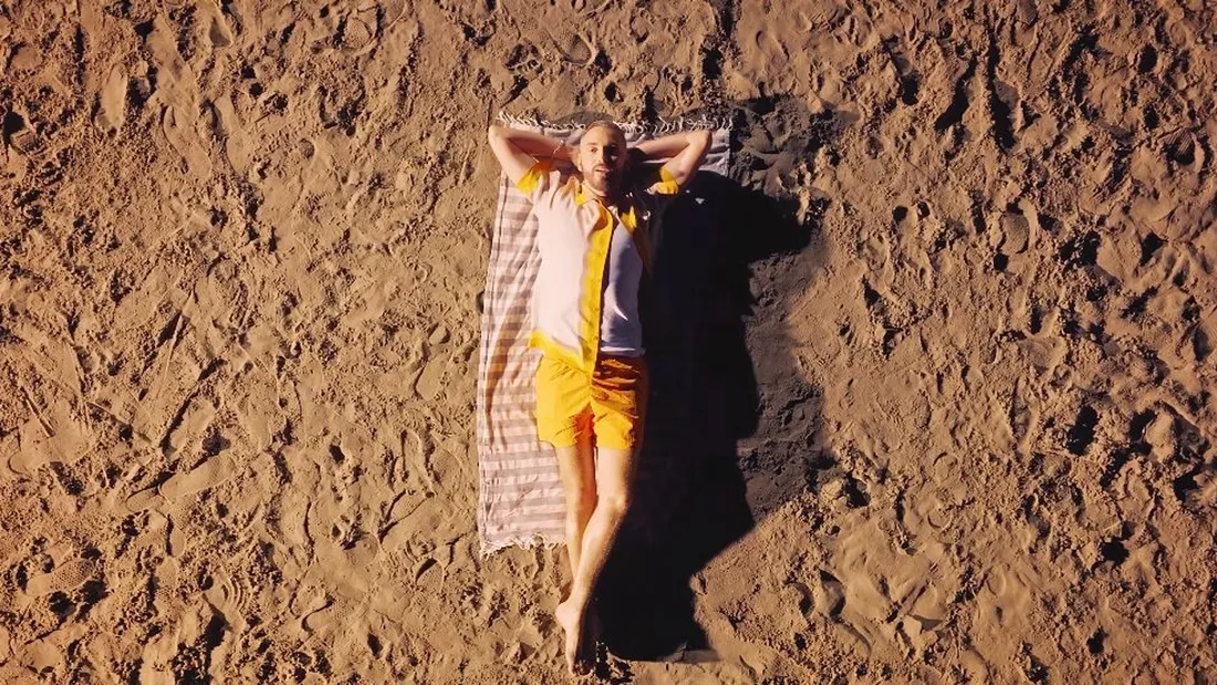 Christophe Willem nous emmène au soleil dans son clip "Je tourne en rond"