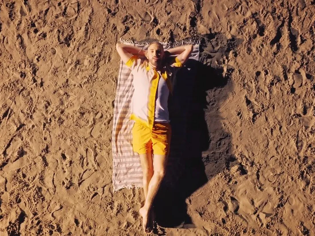 Christophe Willem nous emmène au soleil dans son clip "Je tourne en rond"