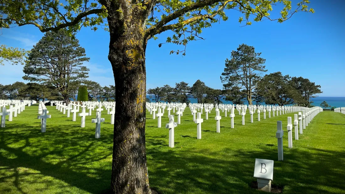 Le cimetière de Colleville-sur-Mer surplombe la mer et la plage d'Omaha Beach