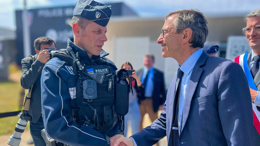 Bruno Retailleau sert la main à un policier -