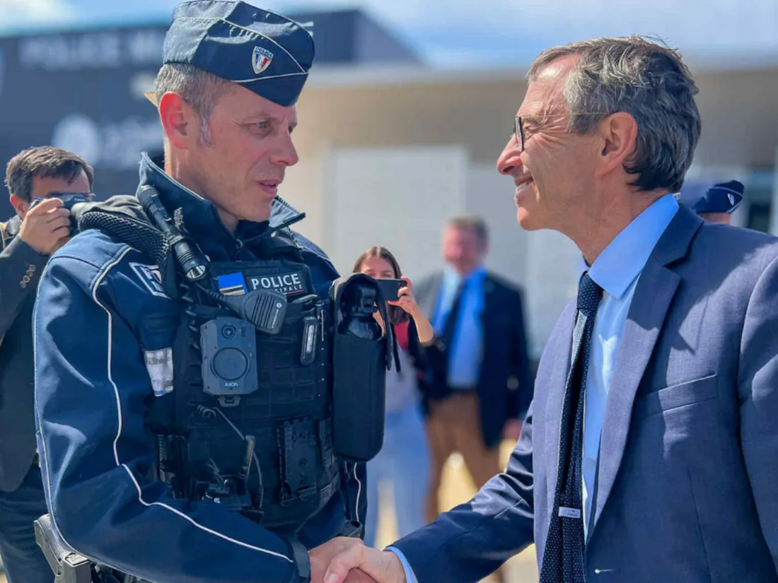 Bruno Retailleau sert la main à un policier -