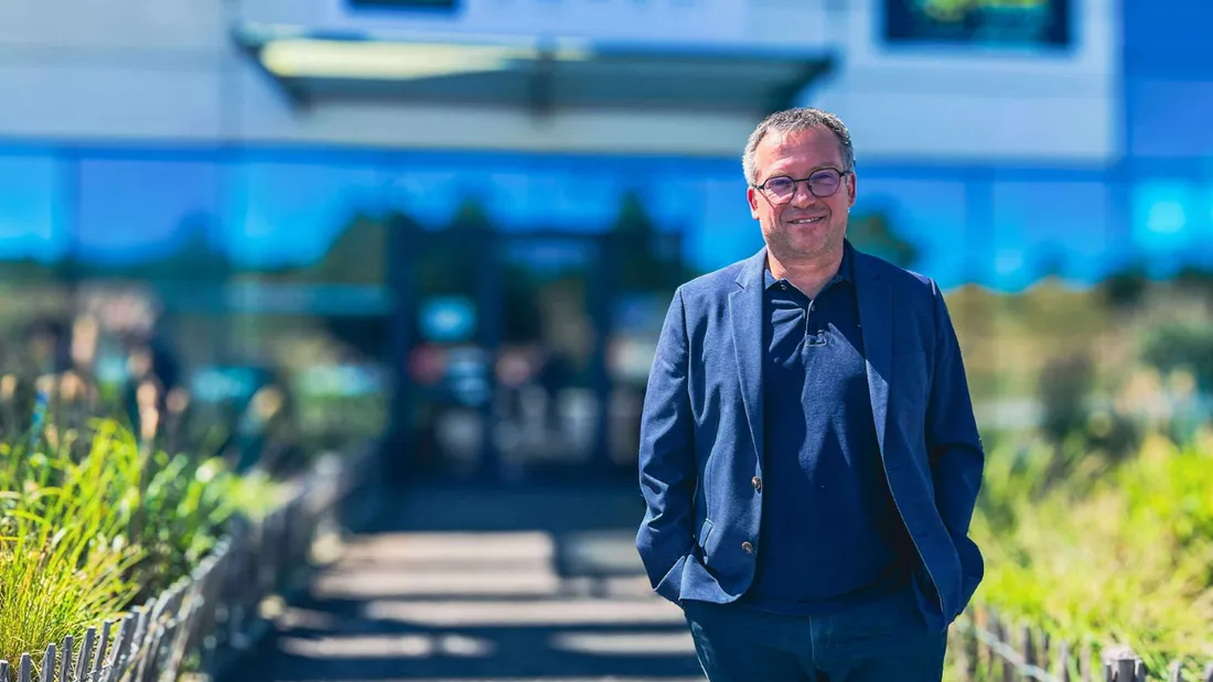 Dany Rabiller, directeur d'Akena devant le fabricant vendéen à La Roche-sur-Yon