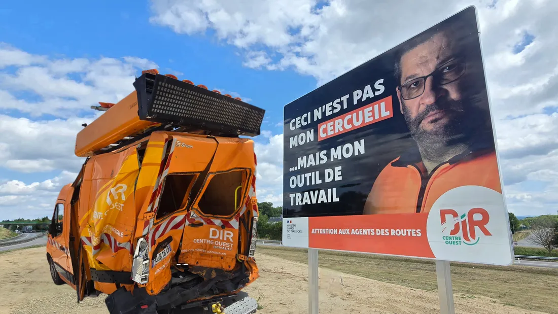 Fourgon de la DIRCO accidenté et panneau de sensibilisation à La Croisière