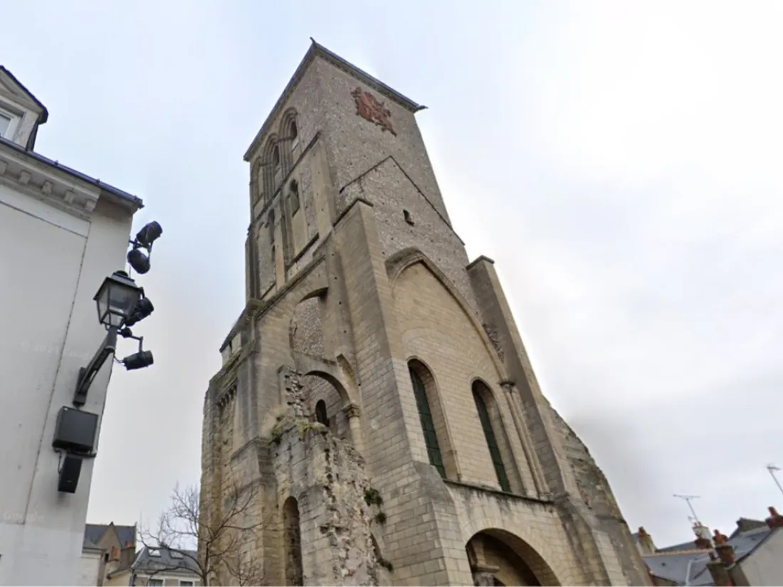 La Tour Charlemagne à Tours, d'où a sauté la femme.