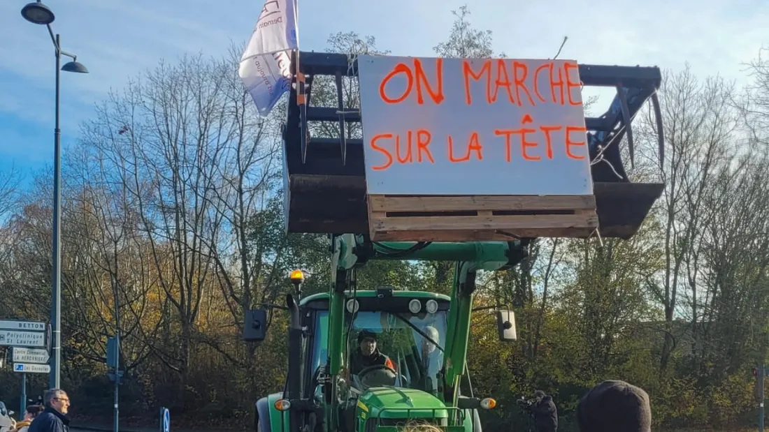 Des agriculteurs ont effectué une opération escargot en Bretagne mercredi 6 décembre