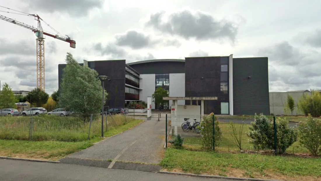 La formation est située à la même adresse que le campus Croix-Rouge Compétence, à Chambray-lès-Tours